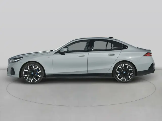 BMW i5 - Image 2